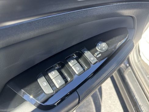 Used 2025 Kia Sportage EX image 13