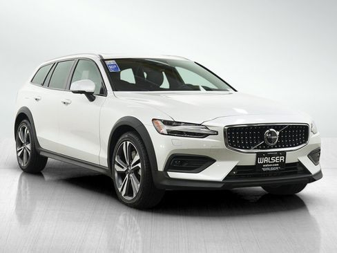 Used 2025 Volvo V60 B5 Cross Country Plus AWD/4WD image 7