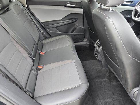 Used 2023 Volkswagen Taos SE w/ Black Wheel Package image 17