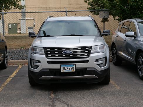 Used 2016 Ford Explorer XLT w/ Equipment Group 202A AWD/4WD image 2