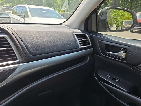 Used 2016 Toyota Highlander XLE FWD image 25