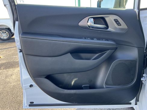 New 2026 Chrysler Pacifica Select image 12