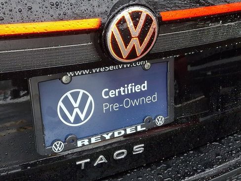 Certified 2025 Volkswagen Taos SE image 31
