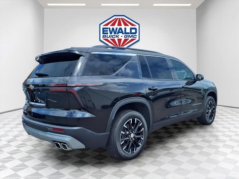 Used 2025 Chevrolet Traverse LT w/ Sun and Wheel Package AWD/4WD image 3