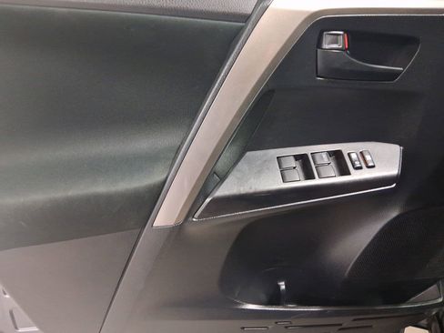 Used 2018 Toyota RAV4 LE FWD image 19
