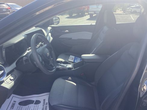 Used 2024 Chevrolet Trax LT FWD image 9