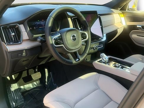 New 2026 Volvo XC90 T8 Plus w/ Protection Package Premier AWD/4WD image 9