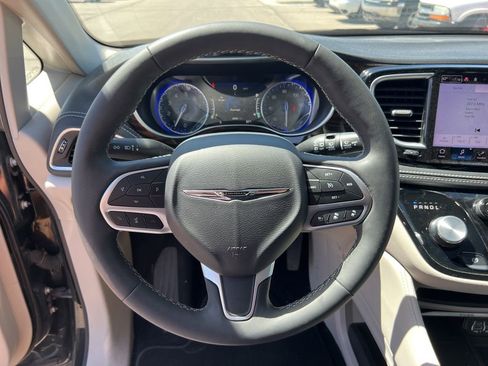 Used 2023 Chrysler Pacifica Limited FWD image 11