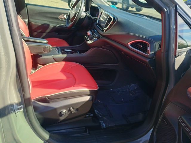 Used 2021 Chrysler Pacifica Limited w/ Uconnect Theater Family Group FWD image 15
