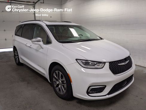 Used 2024 Chrysler Pacifica Pinnacle FWD image 1