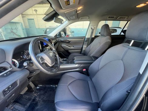 Used 2025 Toyota Highlander LE image 28
