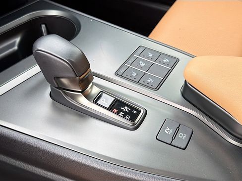 Used 2025 Lexus UX 300h FWD image 29