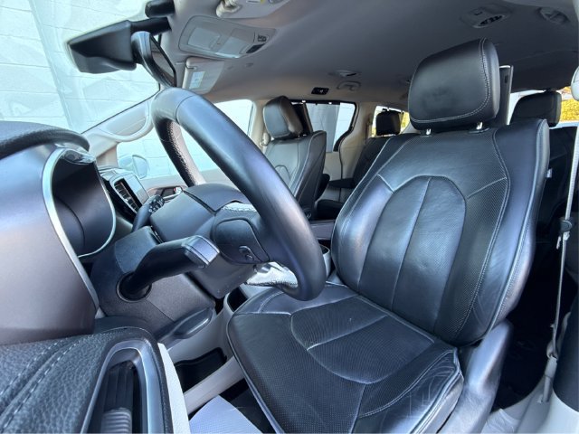 Used 2018 Chrysler Pacifica Limited w/ Advanced Safetytec Group FWD image 24