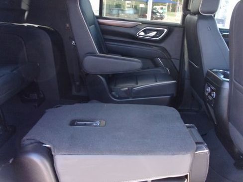 Used 2024 Chevrolet Suburban Premier image 37