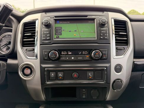 Used 2018 Nissan Titan SV w/ SV Convenience Package RWD image 18