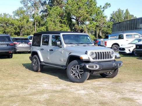 Used 2024 Jeep Wrangler Sahara image 35