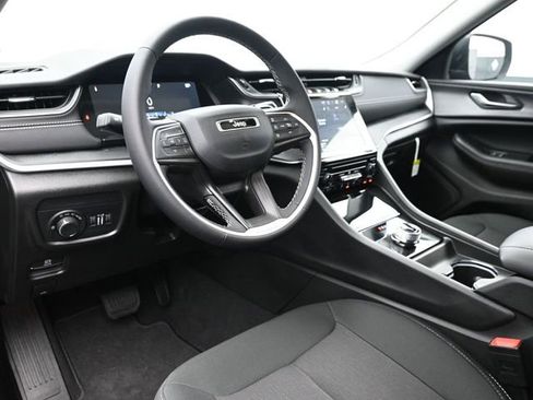 Used 2024 Jeep Grand Cherokee Laredo X AWD/4WD image 18
