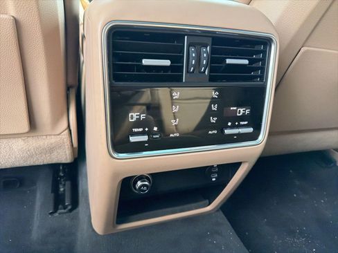 Used 2022 Porsche Cayenne Platinum Edition image 35