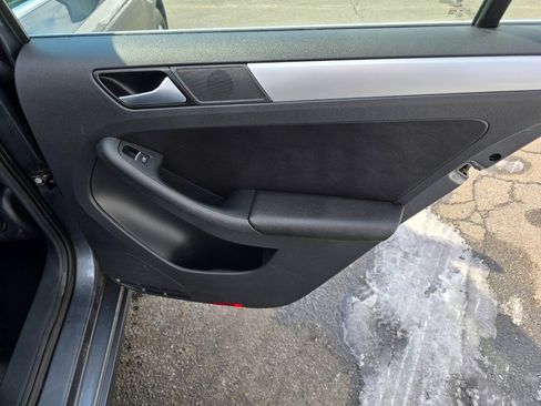 Used 2013 Volkswagen Jetta SE FWD image 24