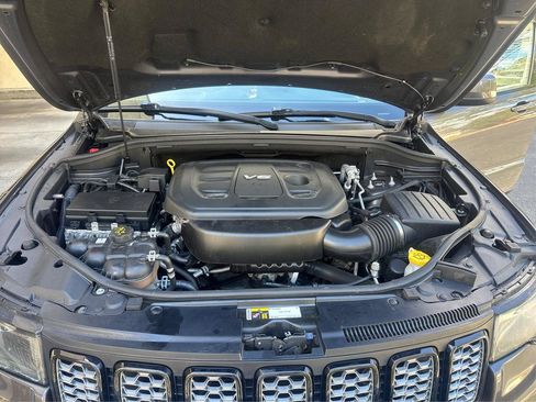 Used 2018 Jeep Grand Cherokee Altitude RWD image 11