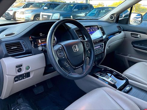 Used 2018 Honda Pilot Touring image 17