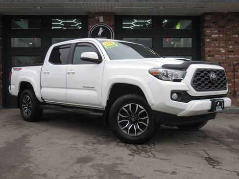 Used 2020 Toyota Tacoma TRD Sport image 2