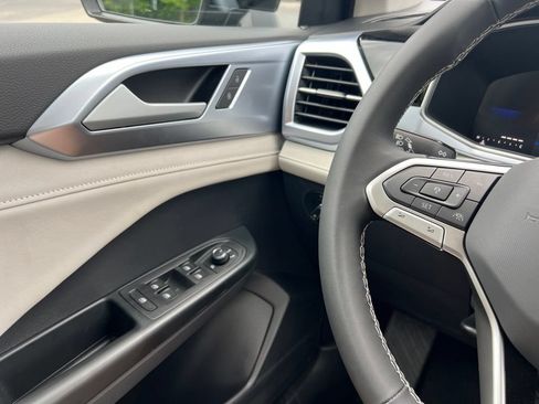 New 2026 Volkswagen Taos SE FWD image 18