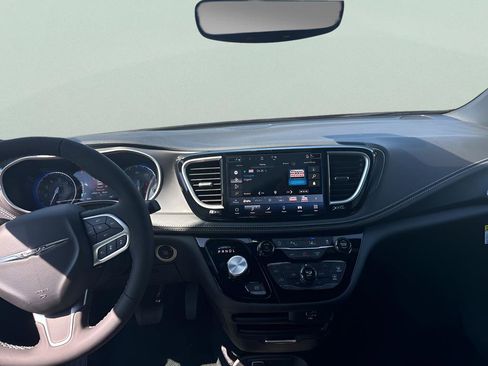 New 2026 Chrysler Pacifica Select image 26