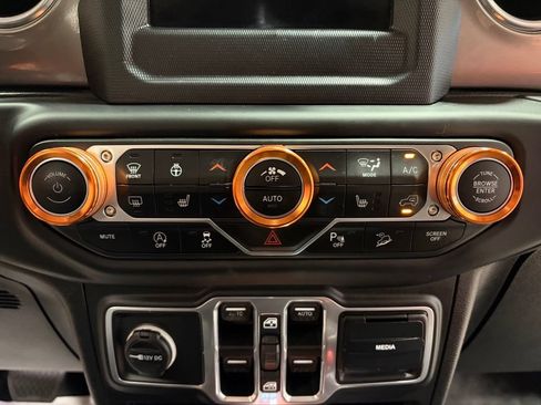 Used 2018 Jeep Wrangler Unlimited Sahara w/ Cold Weather Group AWD/4WD image 19