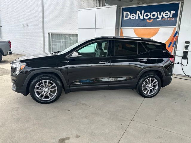 Used 2024 GMC Terrain SLT AWD/4WD image 14