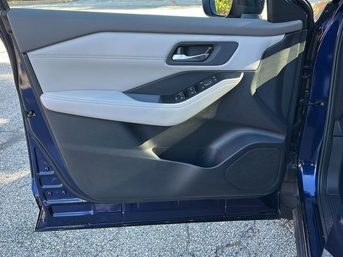 Certified 2025 Nissan Rogue SL image 12