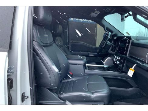 Used 2025 Ford F450 Platinum w/ FX4 Off-Road Package image 8