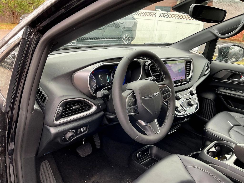 Used 2026 Chrysler Pacifica Select FWD image 4