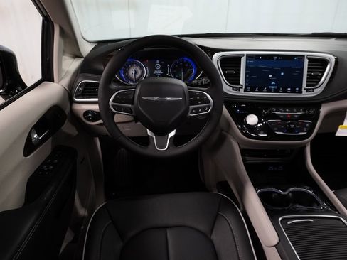 New 2023 Chrysler Pacifica Limited w/ Uconnect Theater Family Group image 21