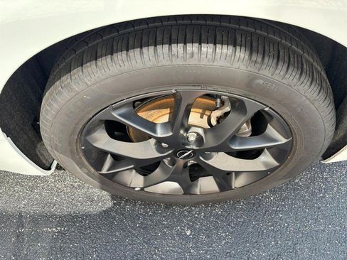Used 2025 Chrysler Pacifica Limited FWD image 9