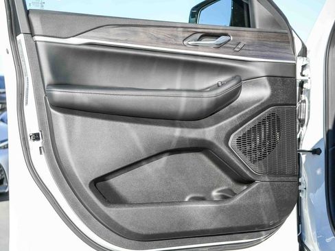 New 2025 Jeep Grand Cherokee Limited w/ Black Appearance Package image 22