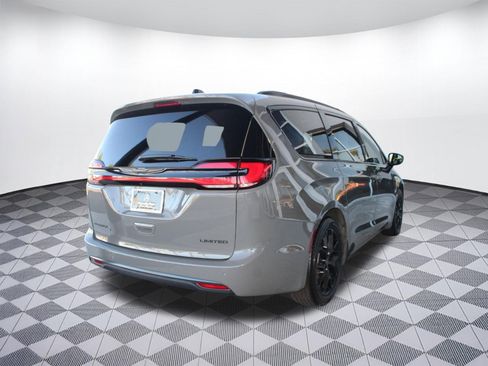 Used 2025 Chrysler Pacifica Limited FWD image 9