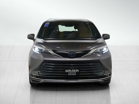 Used 2024 Toyota Sienna Platinum image 8