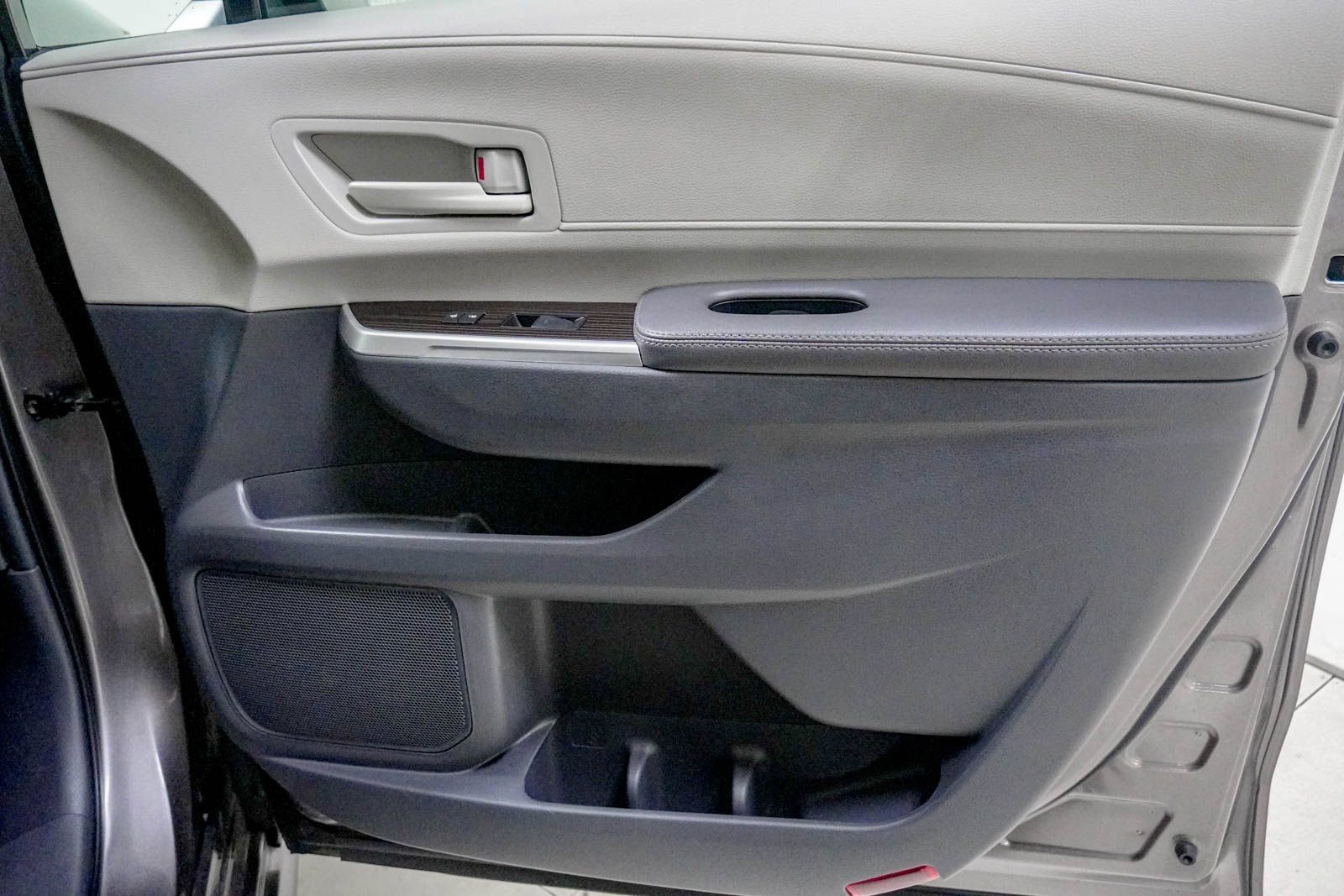 Used 2024 Toyota Sienna LE FWD image 31