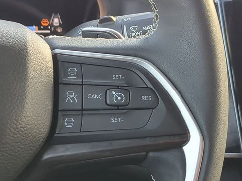 Used 2024 Jeep Grand Cherokee Limited image 19