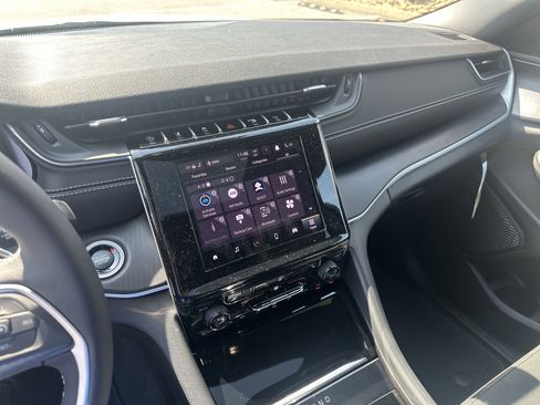 New 2025 Jeep Grand Cherokee L Laredo w/ Luxury Tech Group I image 39