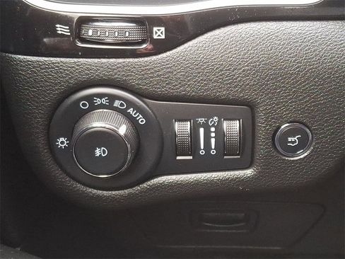 Used 2023 Jeep Cherokee Altitude Lux w/ Lux Elite Package image 25