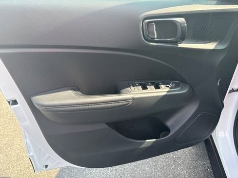 Used 2024 Hyundai Venue Limited image 9