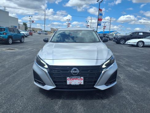 Used 2024 Nissan Altima 2.5 SV FWD image 2
