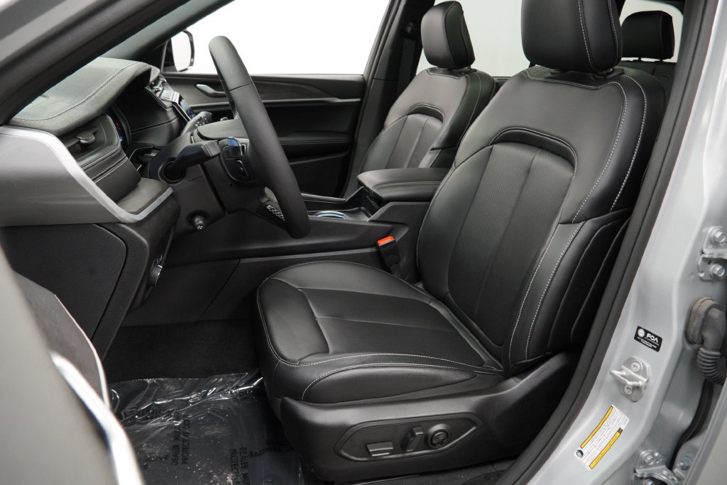 Certified 2025 Jeep Grand Cherokee Limited w/ Luxury Tech Group II AWD/4WD image 3