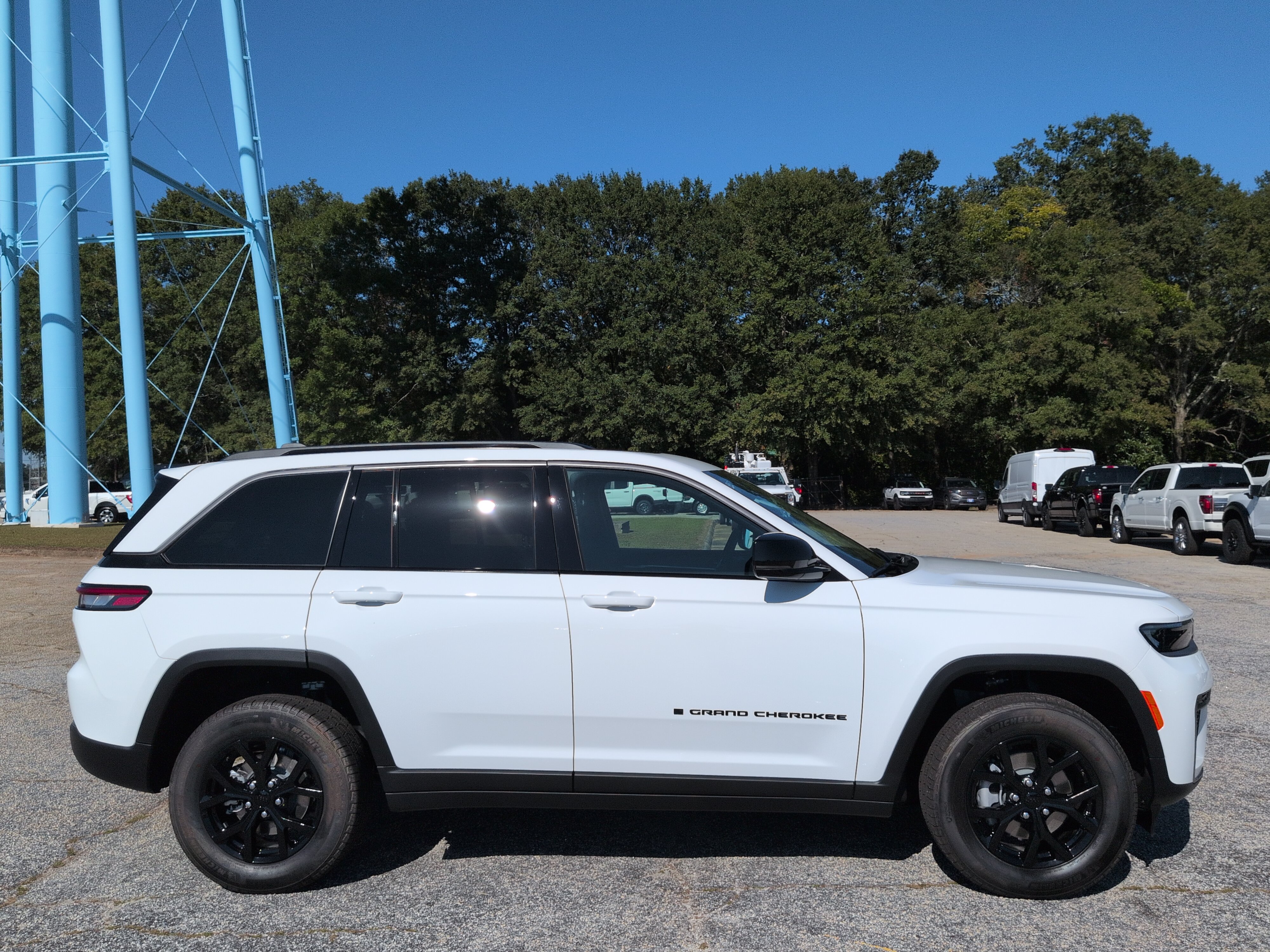 New 2026 Jeep Grand Cherokee Altitude AWD/4WD image 2