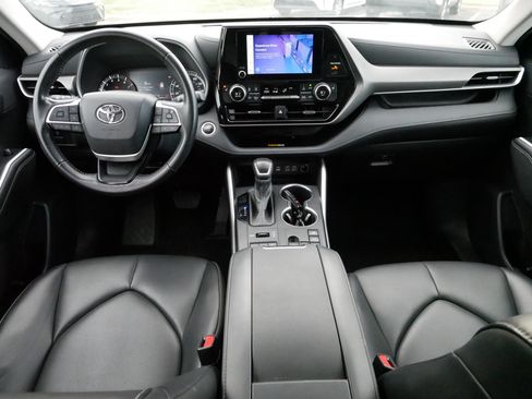 Certified 2024 Toyota Highlander XLE image 10