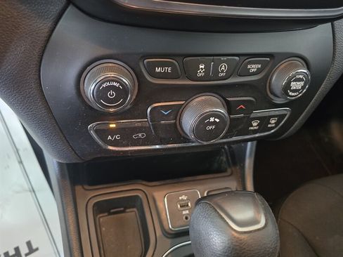 Used 2019 Jeep Cherokee Latitude w/ Cold Weather Group FWD image 27