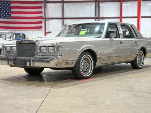 Used 1988 Lincoln Town Car Signature RWD image 1