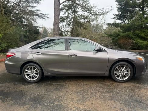 Used 2017 Toyota Camry SE image 4